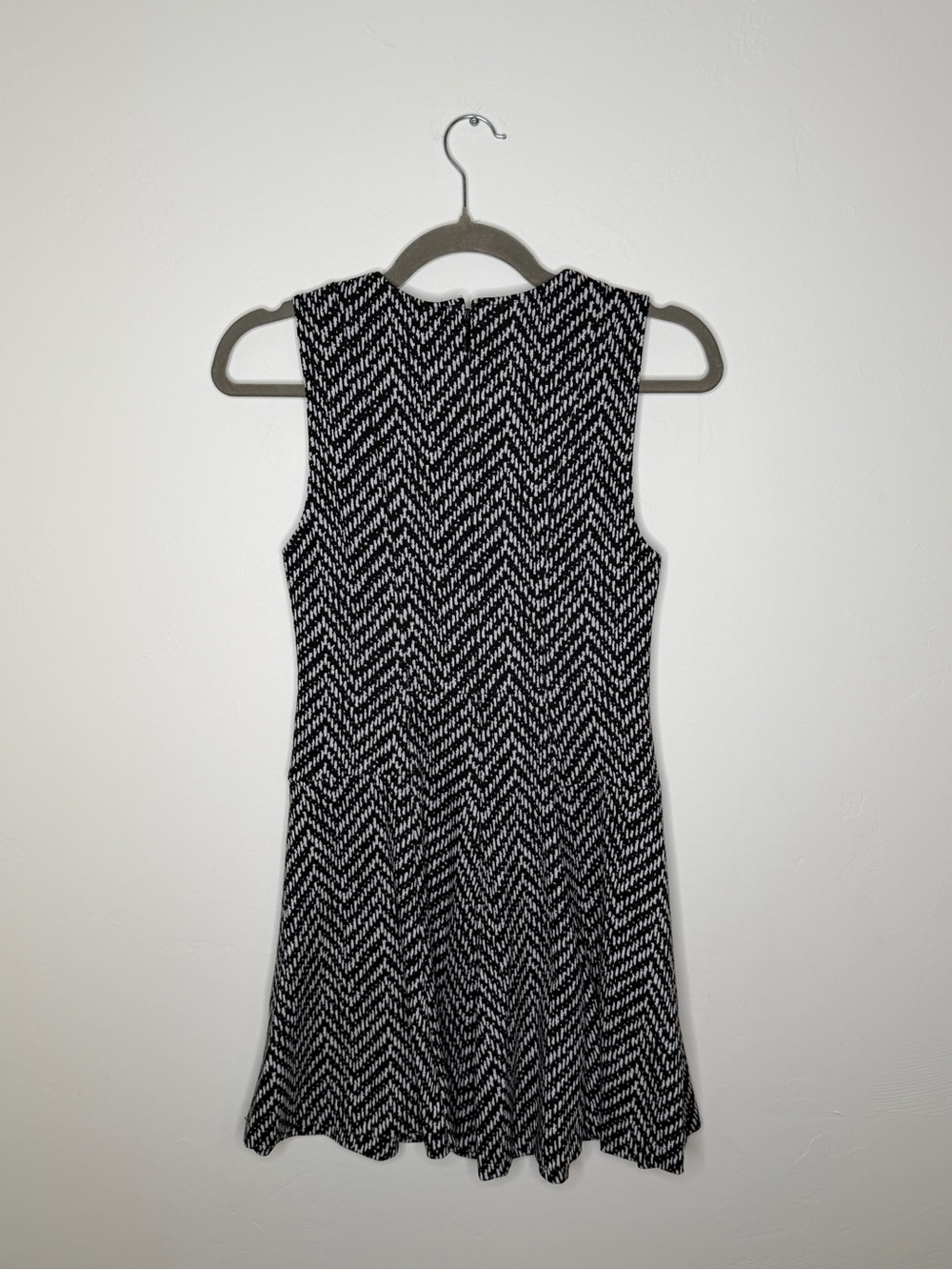 BCBGeneration Black White Chevron Fit Flare Dress Size 2 - Picture 7 of 9